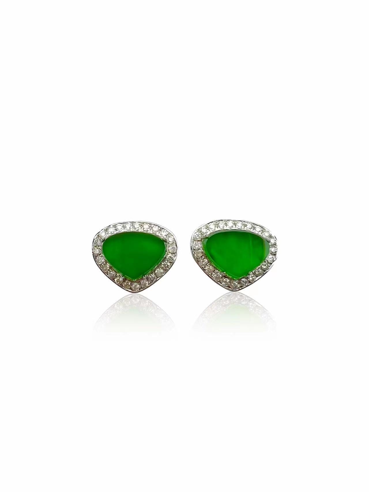 Jadeite Earrings in 18K white gold and with diamonds
