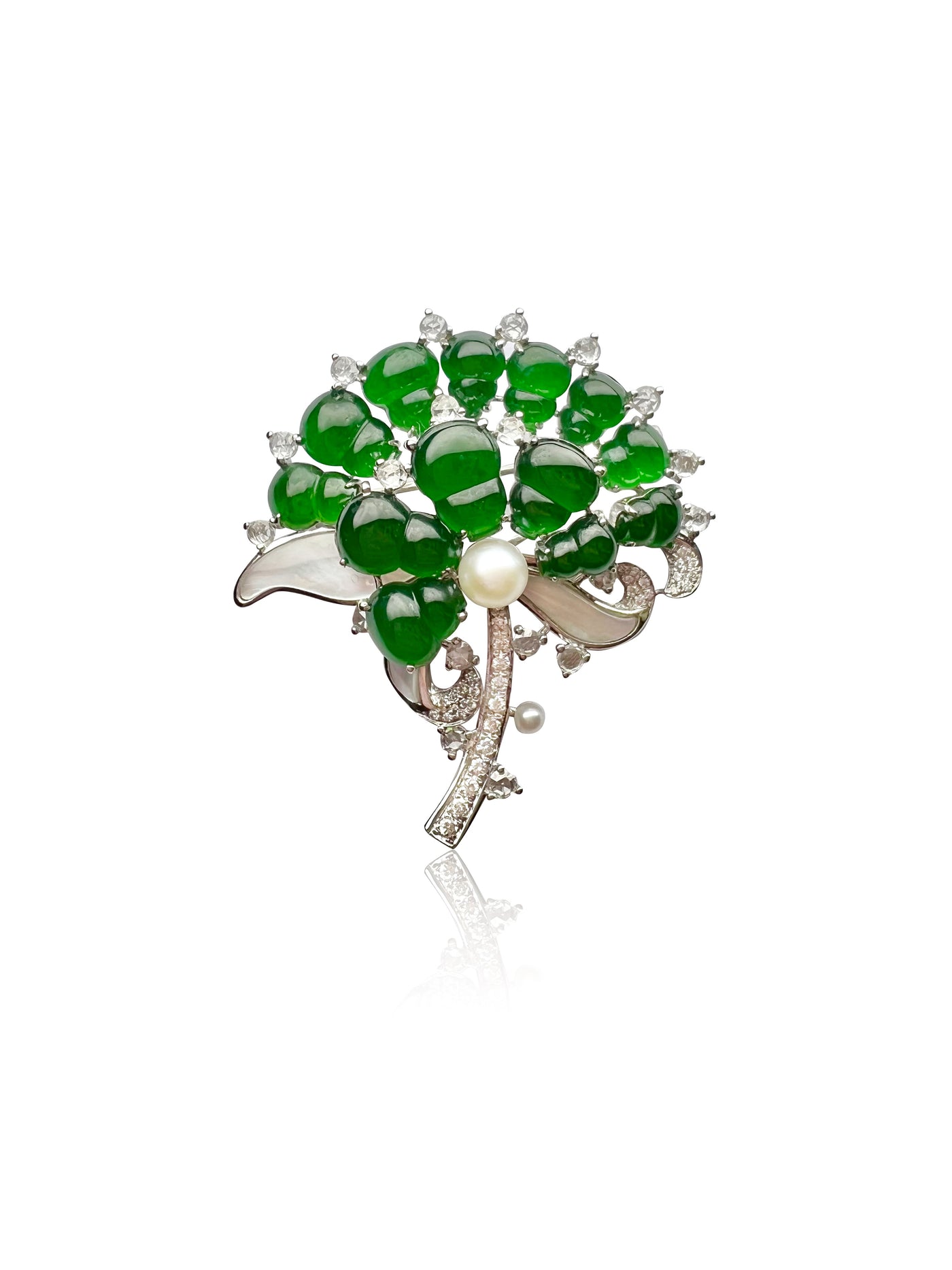 Ginko jadeite brooch  in 18K white gold with diamonds and mother of pearl