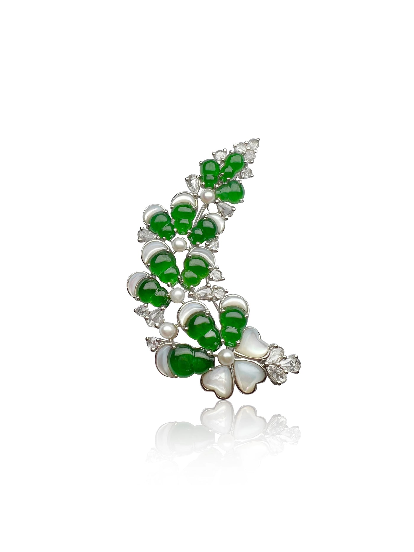 Lavender Jadeite brooch  in 18K white gold with diamonds and mother of pearl