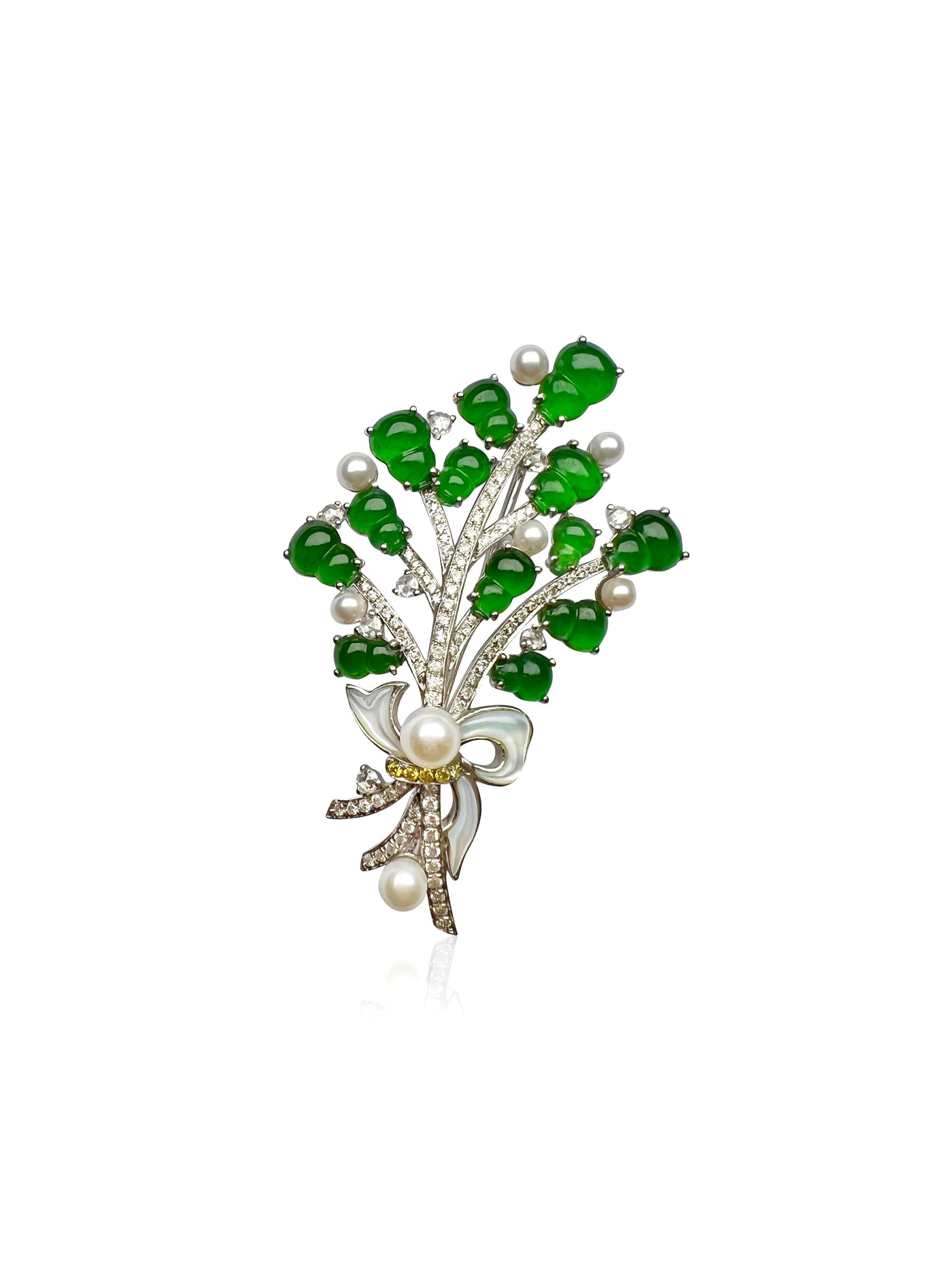 Petite bouquet jadeite brooch in 18K white gold with diamonds and mother of pearl